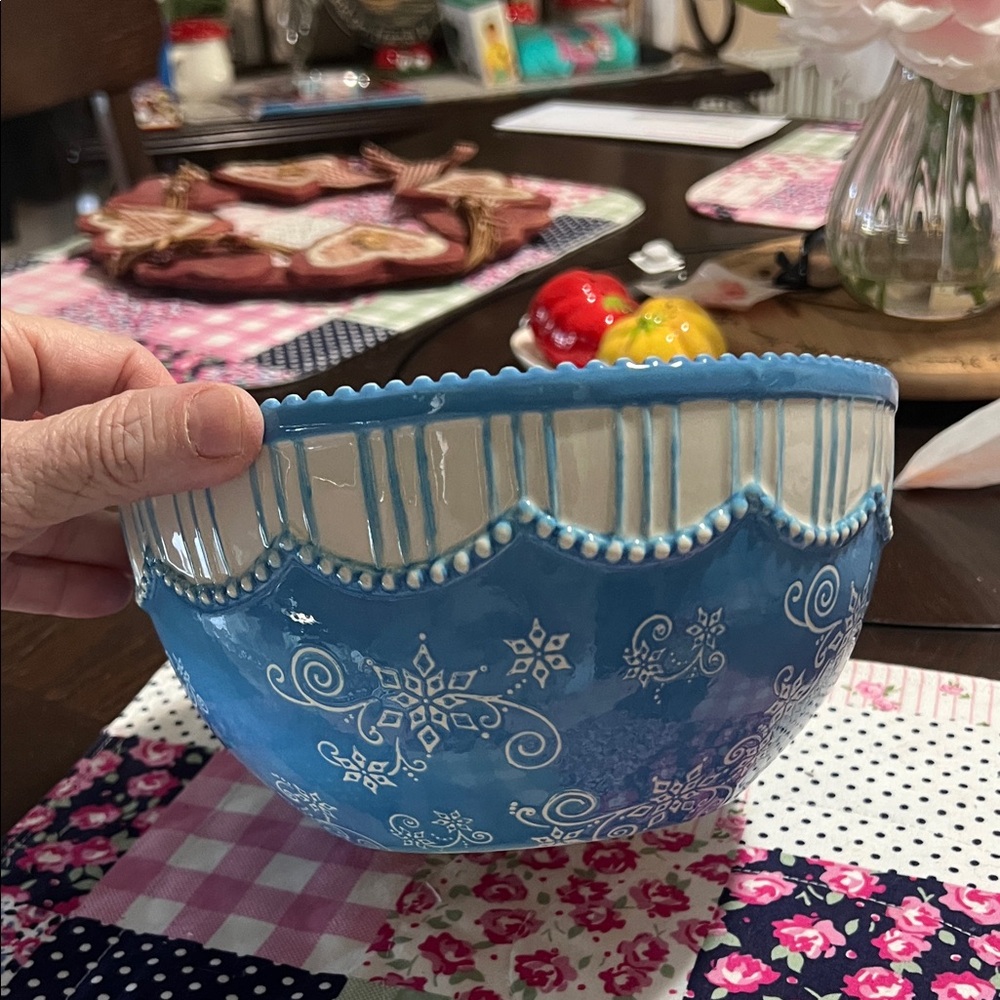 New Temp-Tations 2 QT Blue and White Floral Lace Bowl